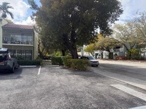 Building Photo - 520 NE 38th St