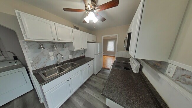 Building Photo - 3-Bedroom Home with Gleaming Hardwood Floors in Harper Woods!