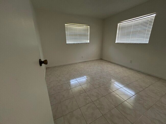 Building Photo - 6140 SW 41st Ct