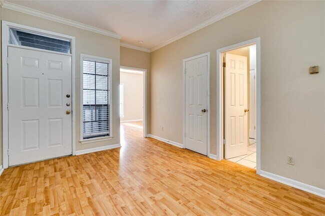 Building Photo - 715 W 22 1/2 St