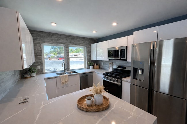 Building Photo - Newly Renovated 4 bed house! (Lease out, pending signatures. Check back in a few days!)