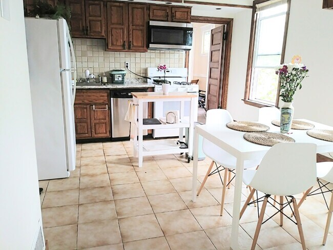 Full kitchen - 2592 Massachusetts Ave
