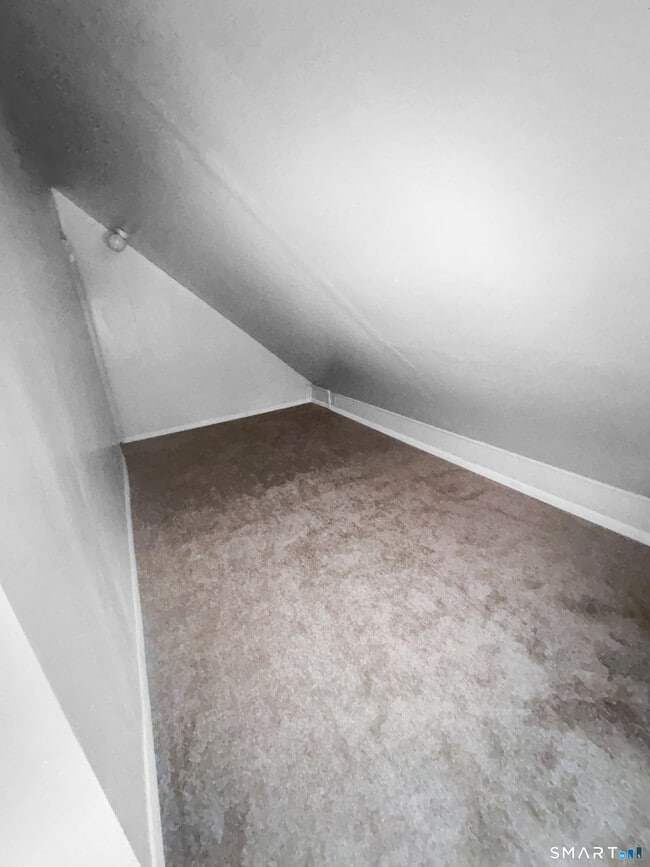 Building Photo - 1235 Bank St