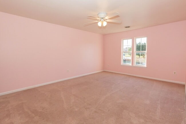 Building Photo - 4 bed, 3.5 bath Single Family Home in Charles Town, WV