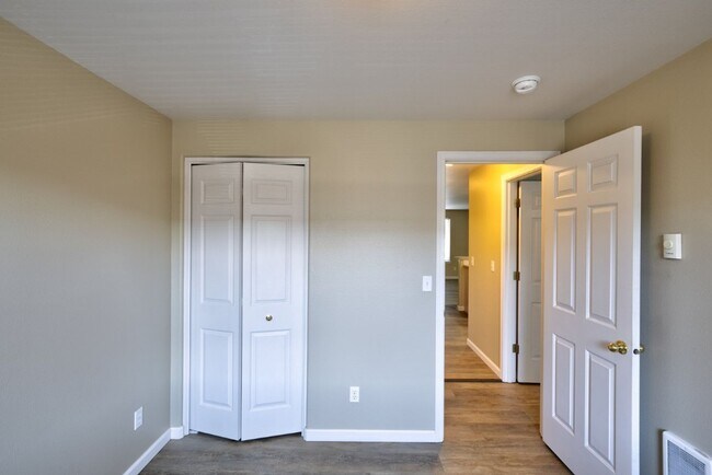 Building Photo - 1725 SW Forest Ridge Ave