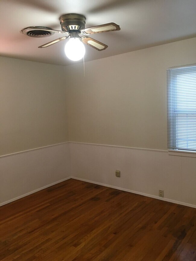 Building Photo - Charming home in Garden Tract- $300 free r...