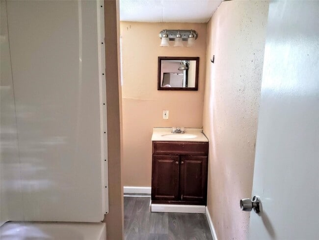 Building Photo - 886 Queenswood St