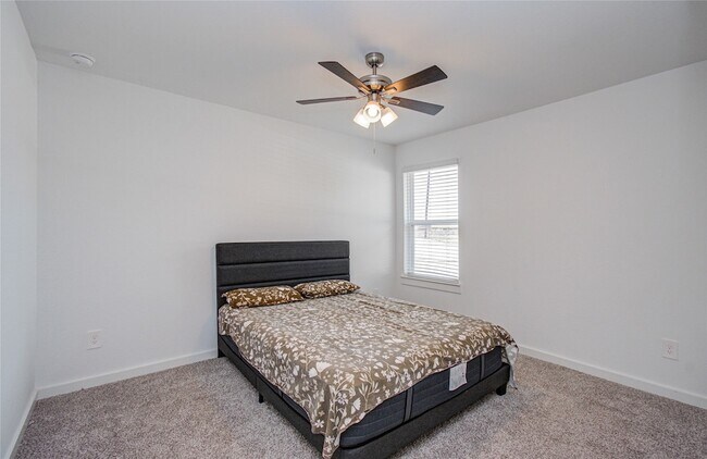 Building Photo - 8611 Shumard Oak Dr