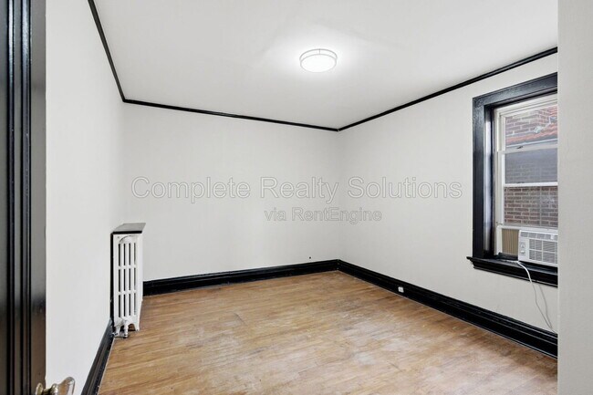 Building Photo - 5055 Lindenwood Ave