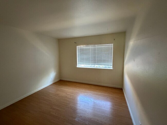 Building Photo - North Davis Charming 2 Bed 1 Bath - Available August 2026