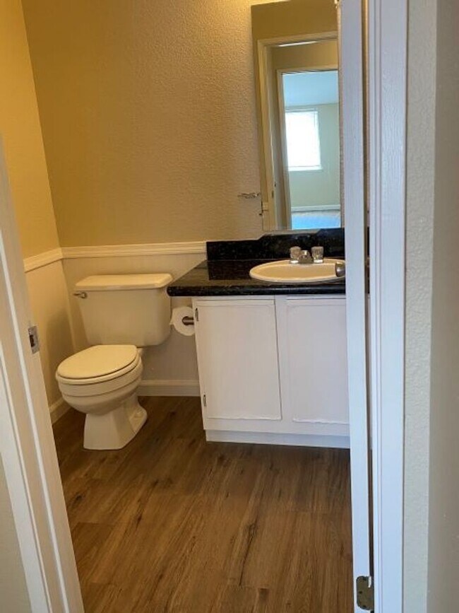 Building Photo - Single story beauty!  2 bedroom, 1.5 bath ...