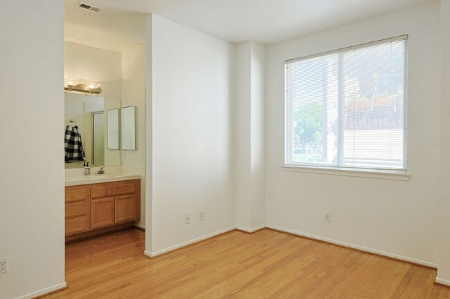 Building Photo - 2 Bed / 2.5 Bath Condo – Walk to Balboa Park!