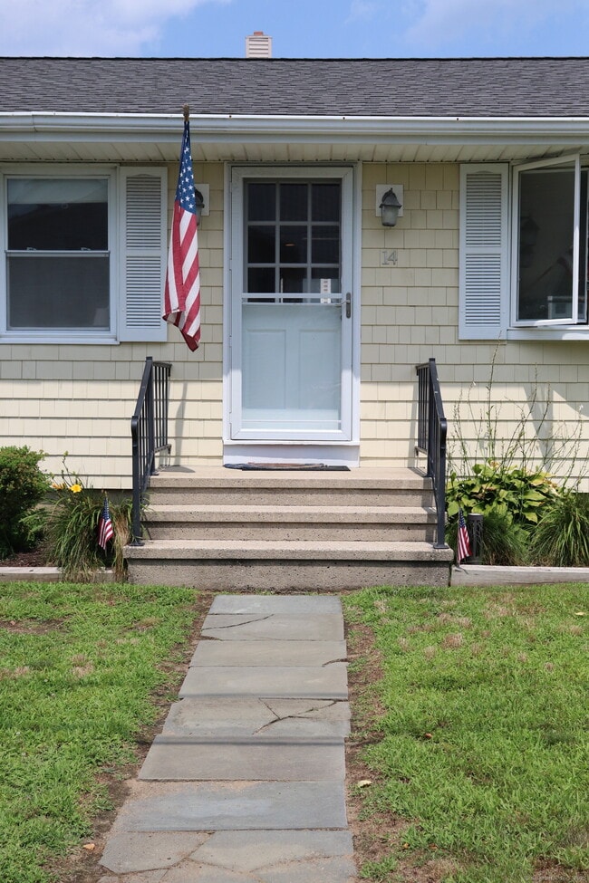 Building Photo - 14 Leeway Dr
