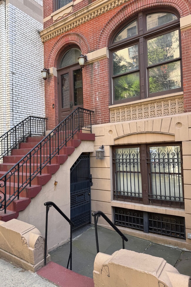 Building Photo - 162 W 81st St