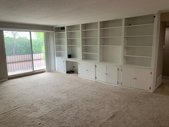 Building Photo - 5S070 Pebblewood Ln