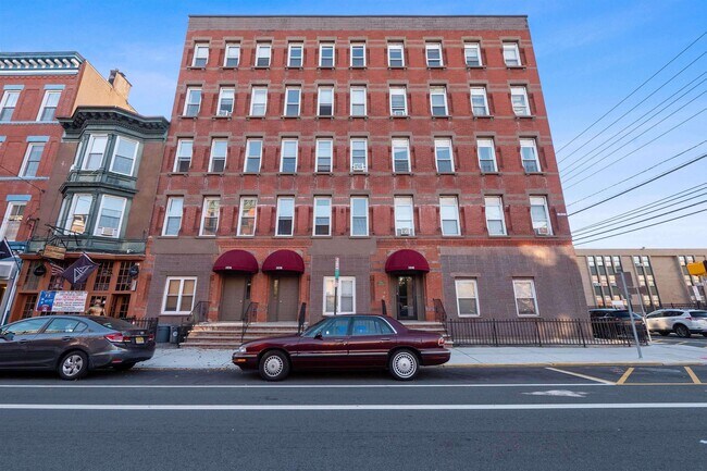 Building Photo - 1040 Willow Ave