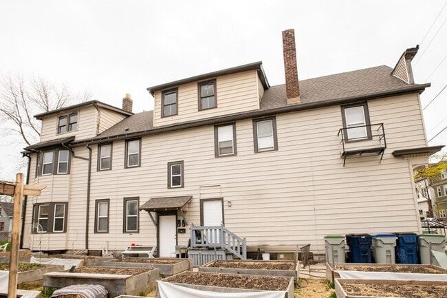 Building Photo - 829 E Clarke St