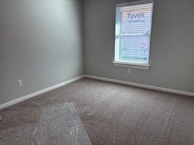 Building Photo - Stunning New Home