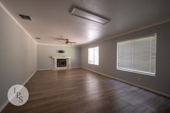 Building Photo - Northwest Fresno Home, CUSD - 4BR/2.5BA, Gated Community - Lots of Amenities