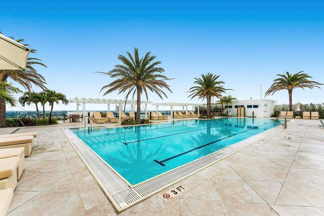 Building Photo - 220 Lake Shore Dr