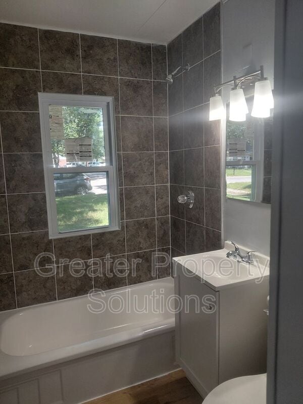 Building Photo - 2309 Del Plain Ave