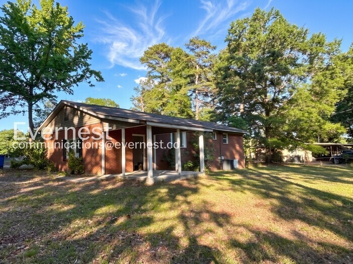 Building Photo - 203 Pinetree Dr