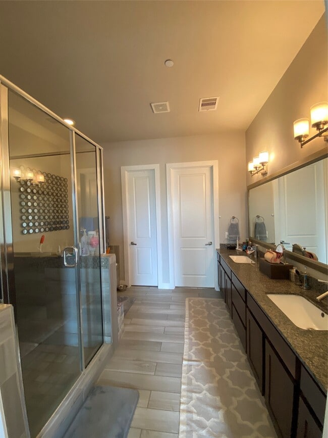 Building Photo - 115 E 2nd St