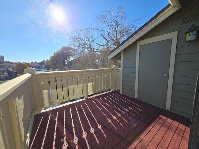 Building Photo - Top Floor Condo Unit