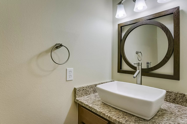 Building Photo - Stunning 3Bed 3Bath W/ Moutain views and u...