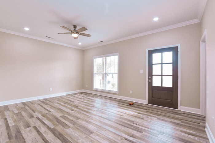 Building Photo - 15646 Landview Ln