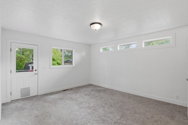 Building Photo - Updated 3Bed/2Bath w/ Bonus Room Plus Lake...