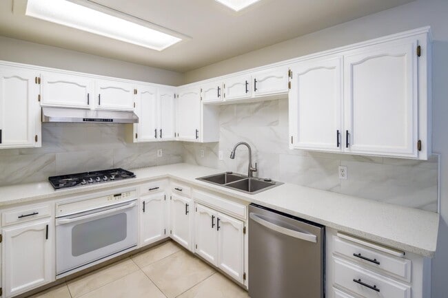 Building Photo - 1542 E Alluvial Ave