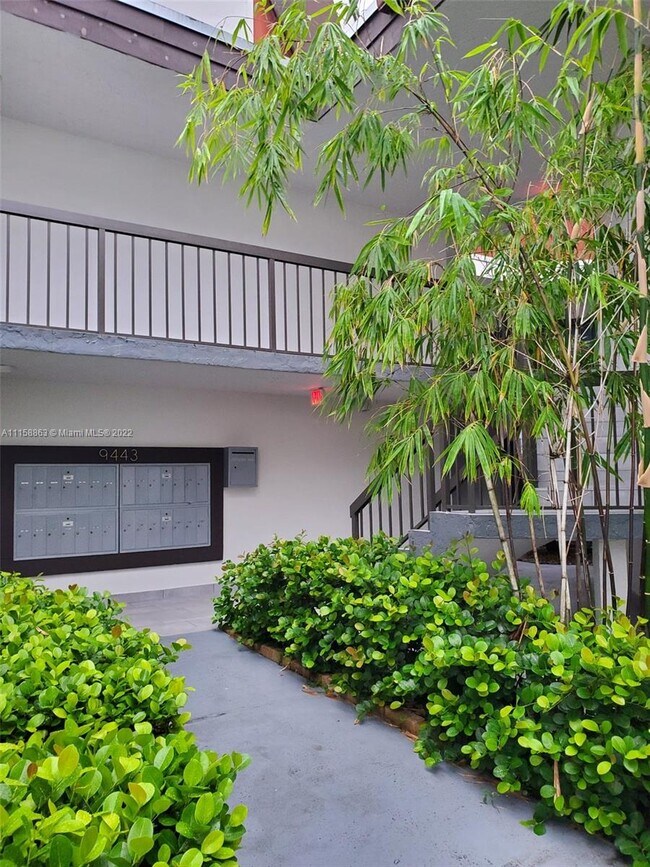 Building Photo - 9443 Fontainebleau Blvd