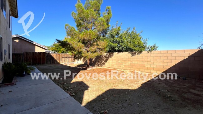 Building Photo - 4 Bed, 2.5 Bath Hesperia Home!!