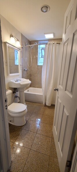 Bath - 3363 S Lowe Ave