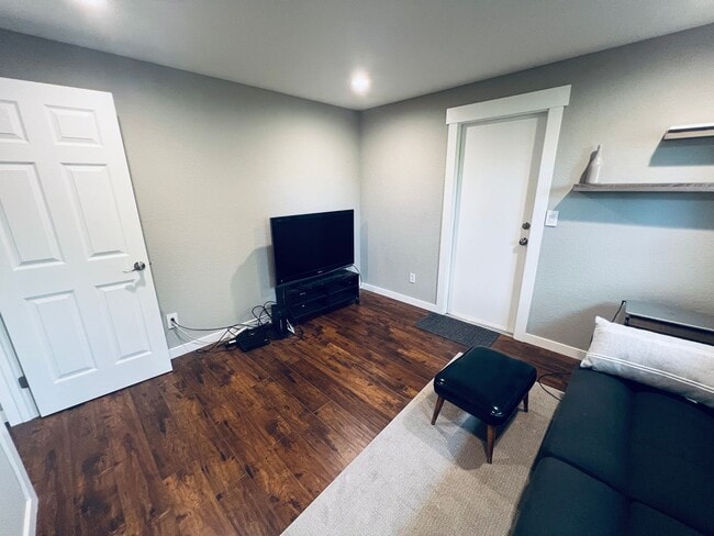 Building Photo - 2 bedroom, 2 bath short term 3-6 month ren...