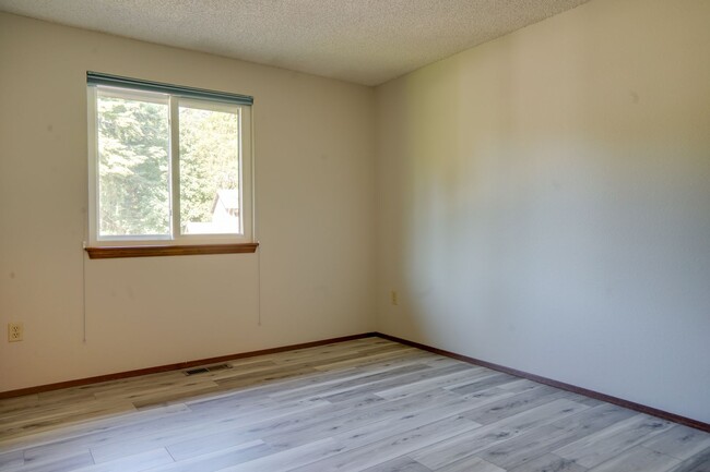 Building Photo - Remodeled Kent East Hill Split level