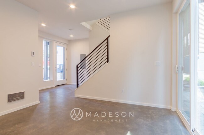 Building Photo - 9730 Woodlawn Ave N