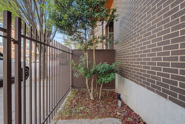 Building Photo - 437 Monroe Ave