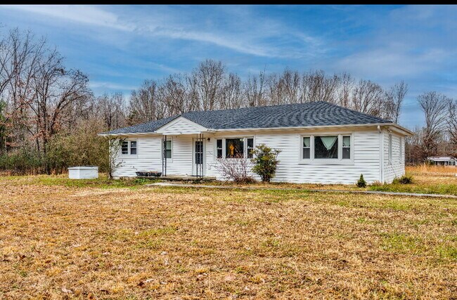 Primary Photo - Beautiful 3 bedroom 2 bath country living ...