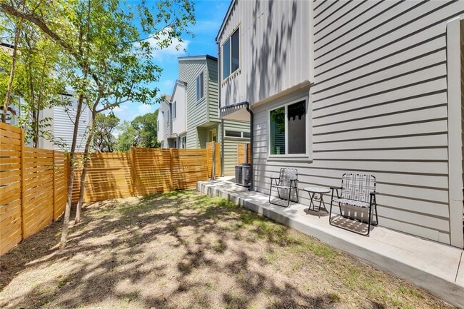 Building Photo - 814 N Bluff Dr