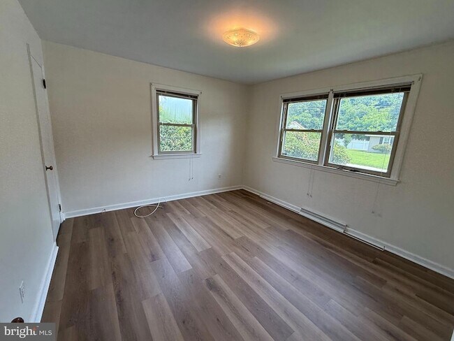 Building Photo - 1236 Oak Ln