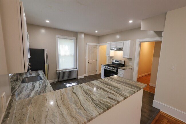 Building Photo - 32 Robinson St