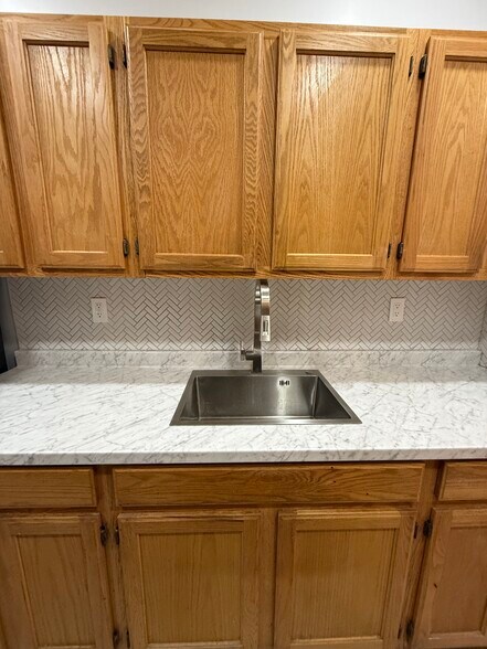 Building Photo - 982 Dumont Ave