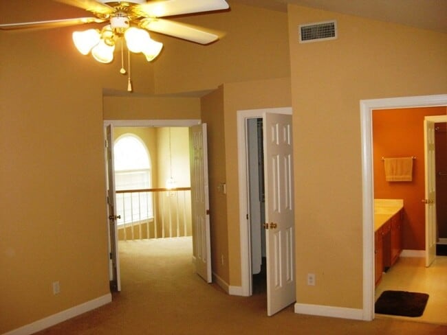 Building Photo - Pre-lease now for April!