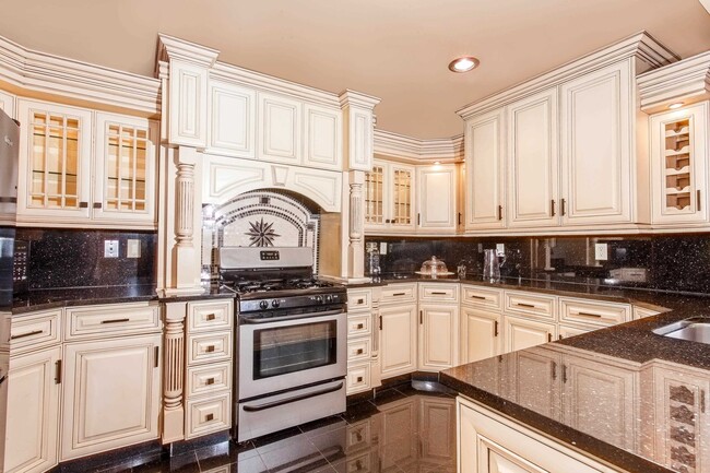Building Photo - 750 Mainsail Ln