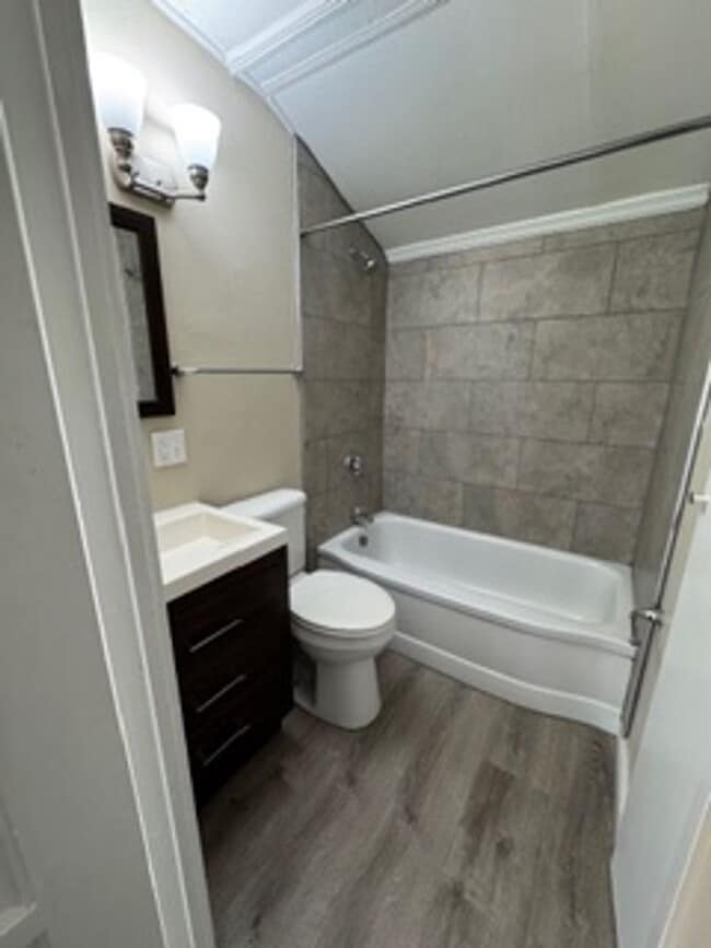 Building Photo - 2 Bedroom Pet Friendly Home now available