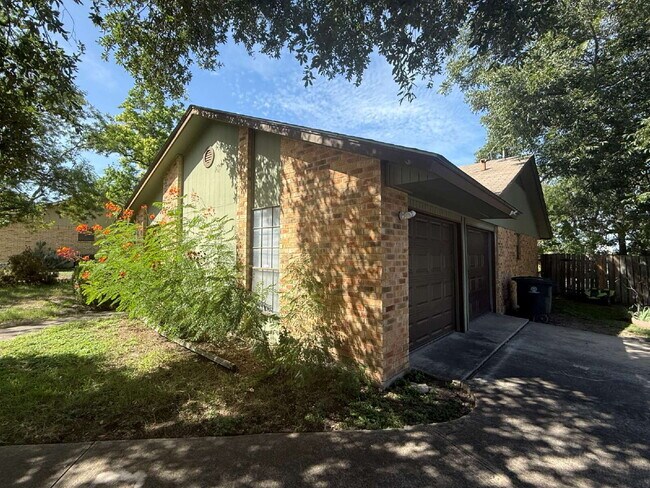 Building Photo - Charming Single-Story Corner Lot Home with...