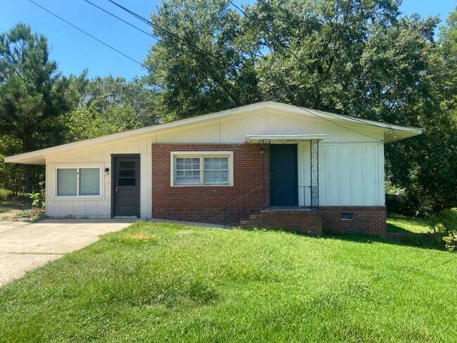 Primary Photo - **AVAILABLE NOW**3 Bedroom / 1.5 Bathroom ...