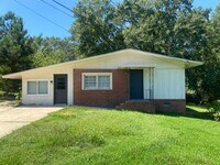 Building Photo - **ON HOLD**3 Bedroom / 1.5 Bathroom Home f...